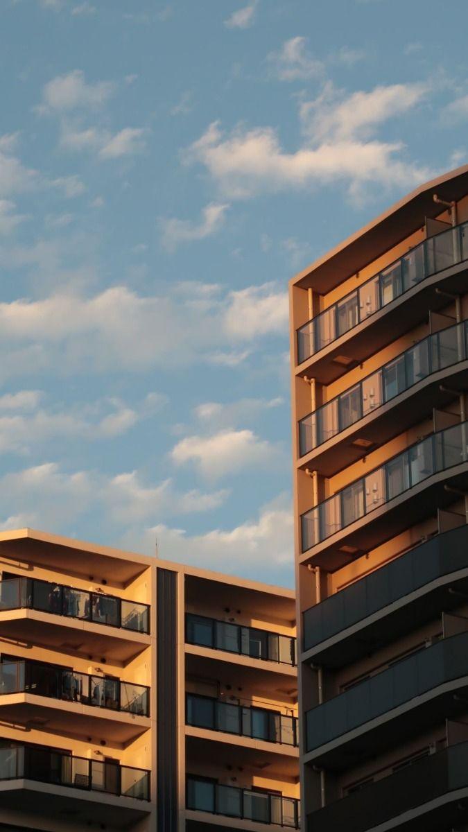 Edificio residencial de balcones en Córdoba al atardecer